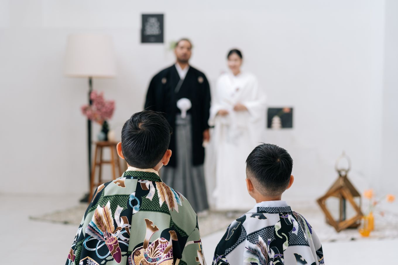 パパとママを見つめるお子様の後ろ姿